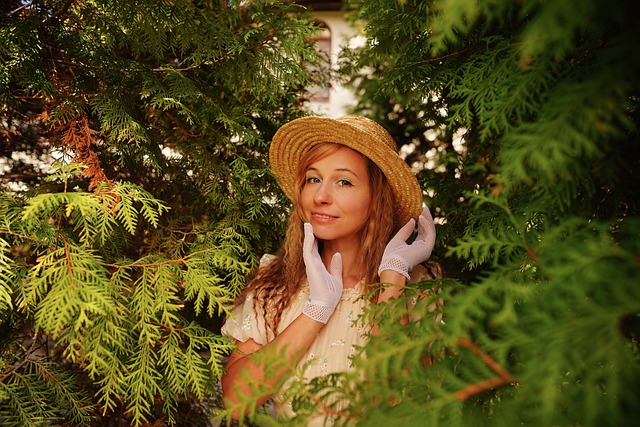 乔治娜晒在卡塔尔海边照片，蓝色紧身连衣裙尽显曼妙身姿